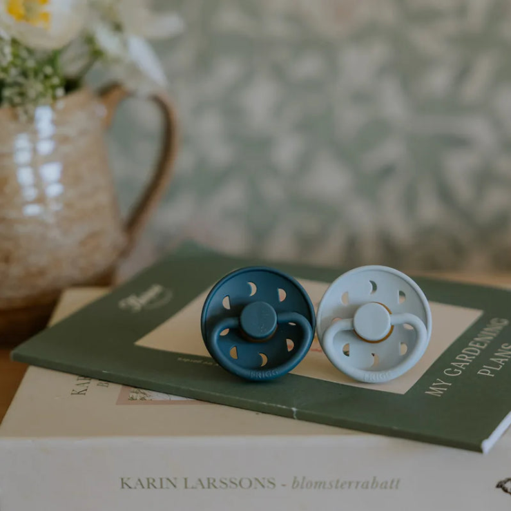FRIGG Moon Pacifier 2 Pack Latex - Powder Blue and Slate