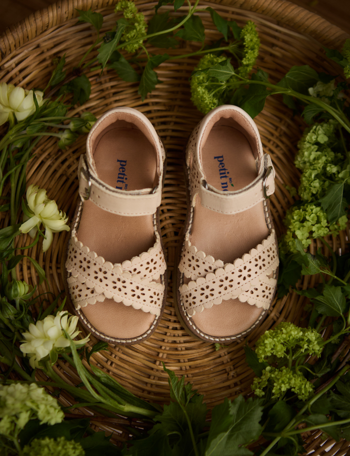 Sandal Crossover Scallop Flower Cream